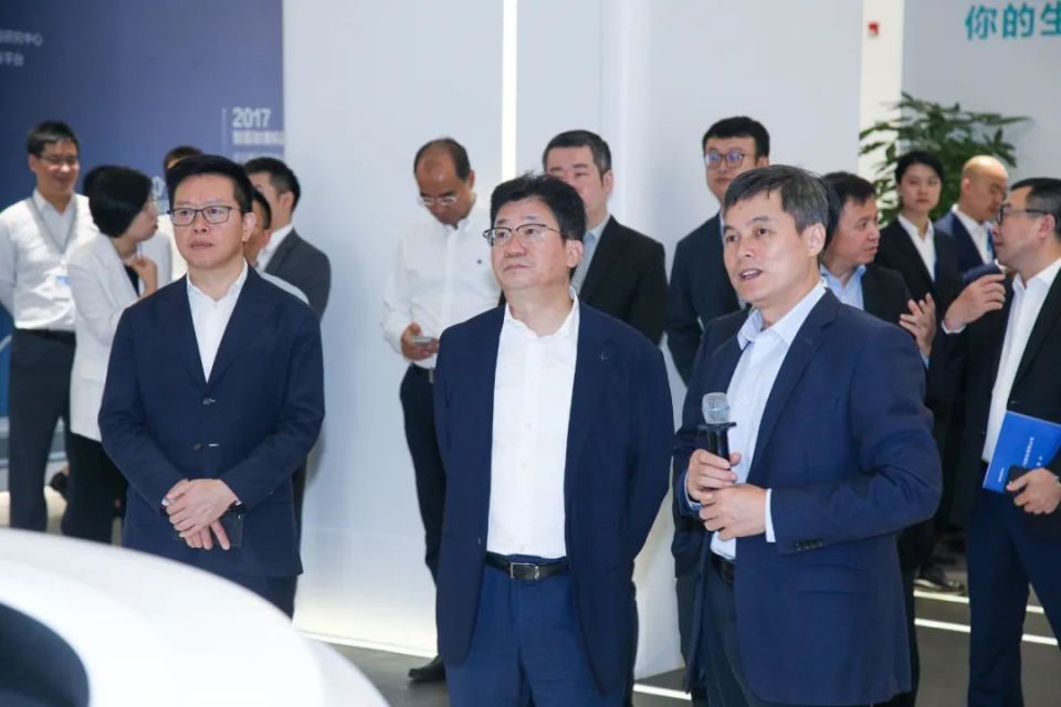 科大讯飞董事长刘庆峰与兴业银行党委书记,董事长吕家进一行会谈-腾讯