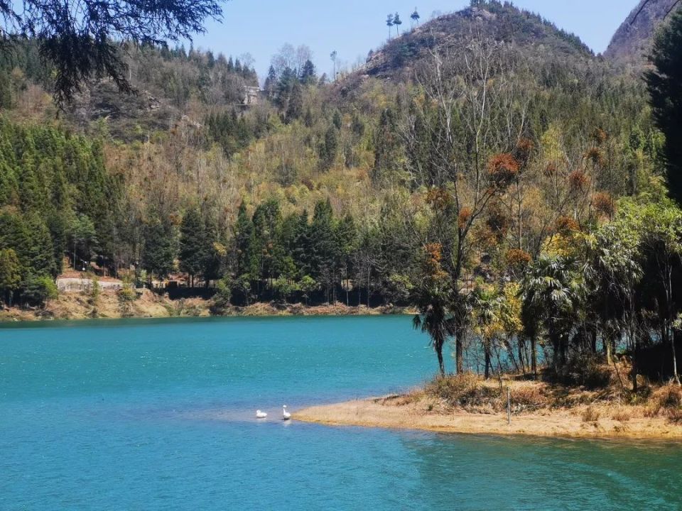 湖岸东南端立有奇石,碑身刻《瑶池赋》载:瑶池原名"窑上水库"……与2