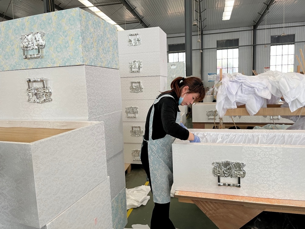 山东曹县棺材厂老板:辛苦一辈子,什么都终结了_腾讯新闻