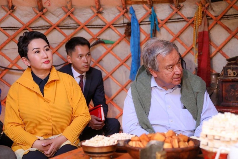 马克龙首次访蒙古国,接机的49岁女外长引关注,雍容大气皮肤好到爆