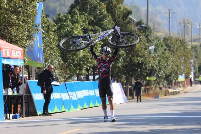 罗平花海山地自行车赛"骑"乐无穷_腾讯新闻