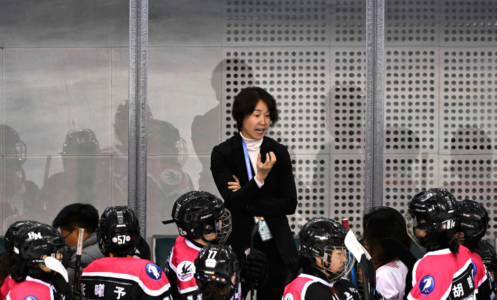 2月16日,北京队主教练张晶(上)在比赛间隙指导球员.