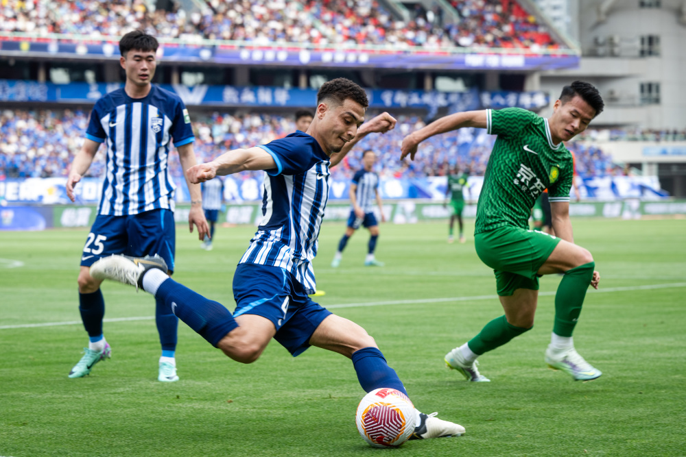 足球中超武汉三镇对阵北京国安