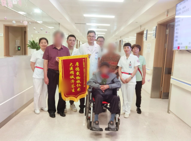 5月13日上午,林大爷康复出院,家人为了表达对龙岩市第一医院消化内镜
