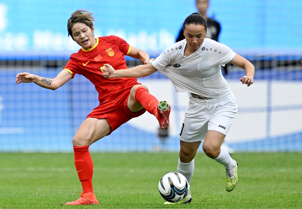 足球女子组中国队获铜牌