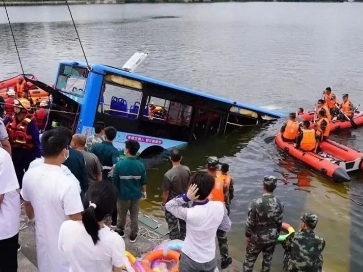 一公交车坠河,已致7人死亡!