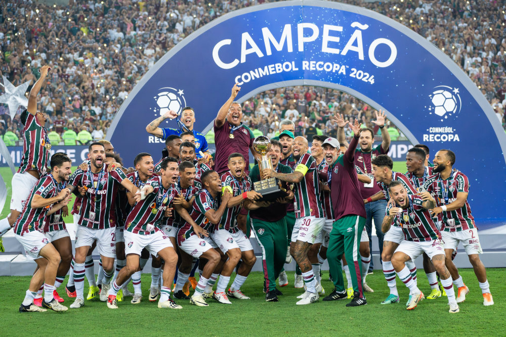 足球南美优胜者杯弗鲁米嫩塞队夺冠