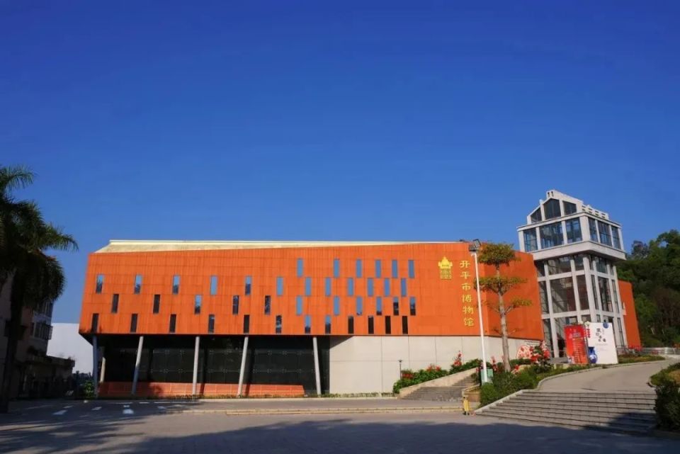 挥洒汗水享受运动带来的快乐▼人民公园关玉树 摄人民公园是集健身