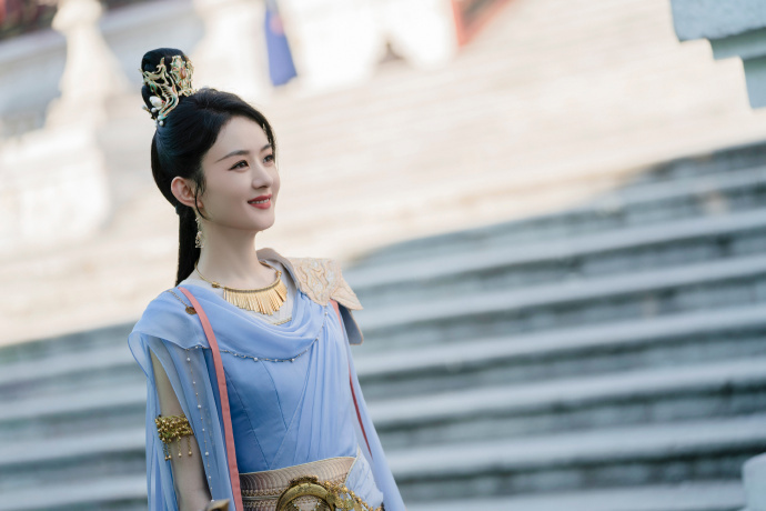 赵丽颖难掩吃货本性,细嚼慢咽显淑女,与杨幂鞠婧祎成对比_腾讯新闻