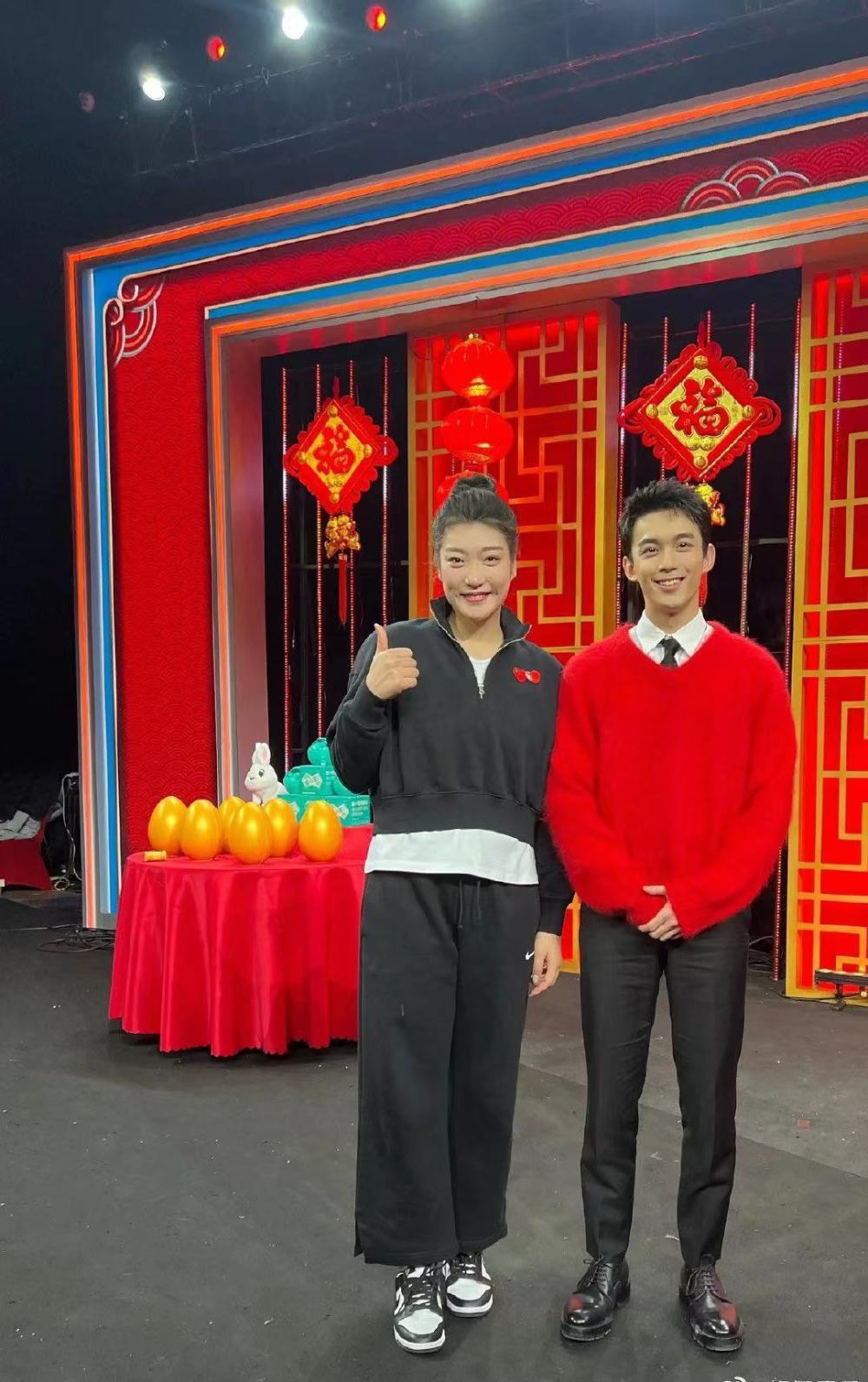 网曝李梦张隆去年已领证她和很多男明星合影过身高就是标尺