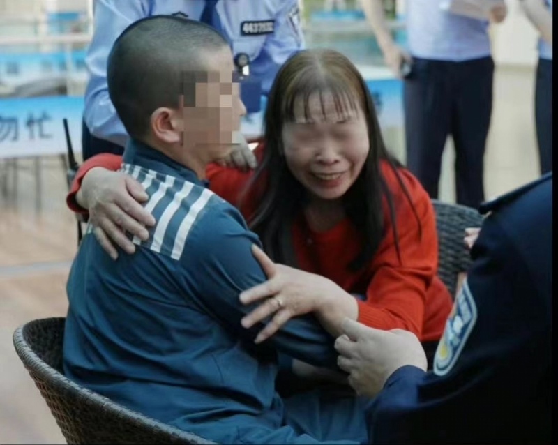 男子与父母失散25年后在广东监狱认亲狱警帮其拍摄全家福