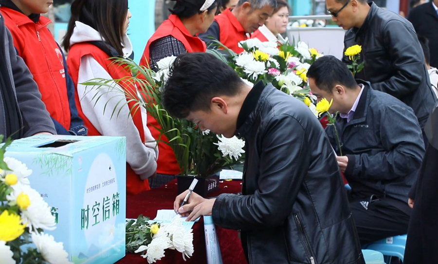 免费发放鲜花设置时空信箱东昌府区积极倡导文明祭祀