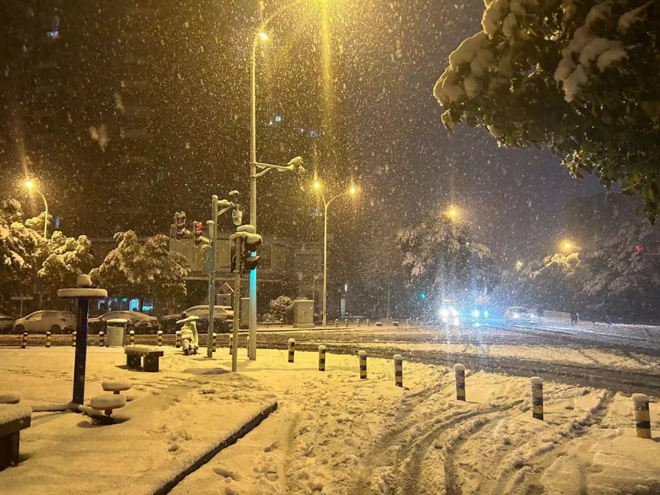 图源/微信网友王奕璇供图夜晚,雪景,路灯,街头,可以说是要素齐全.