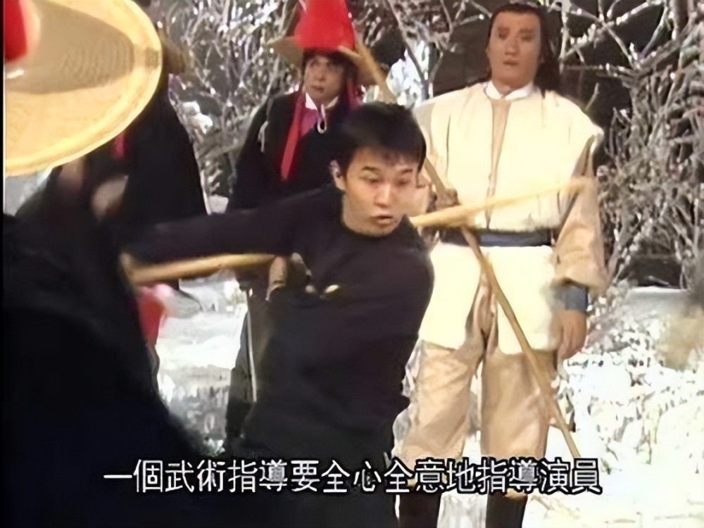 武术指导程小东在剧组指导演员武打动作,这就是第一集中出现的人造雪