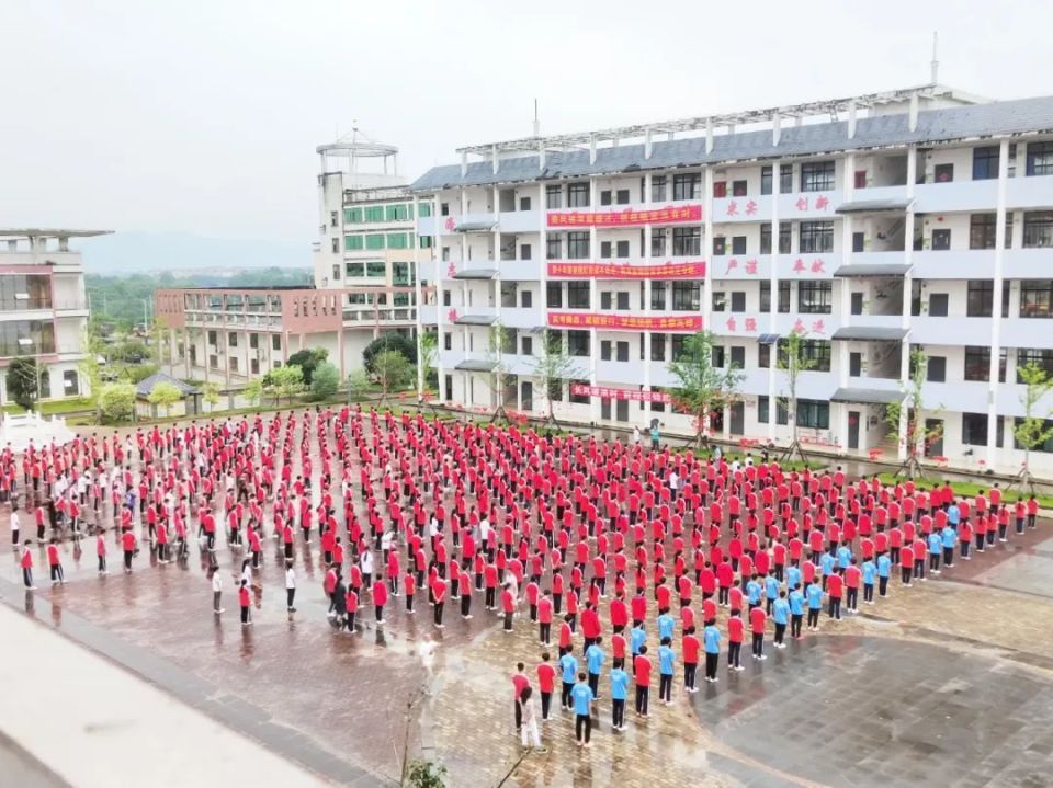 (杨翠萍 摄)6月12日,在融安县第二中学,珠峰山友了解融安县特色产业等