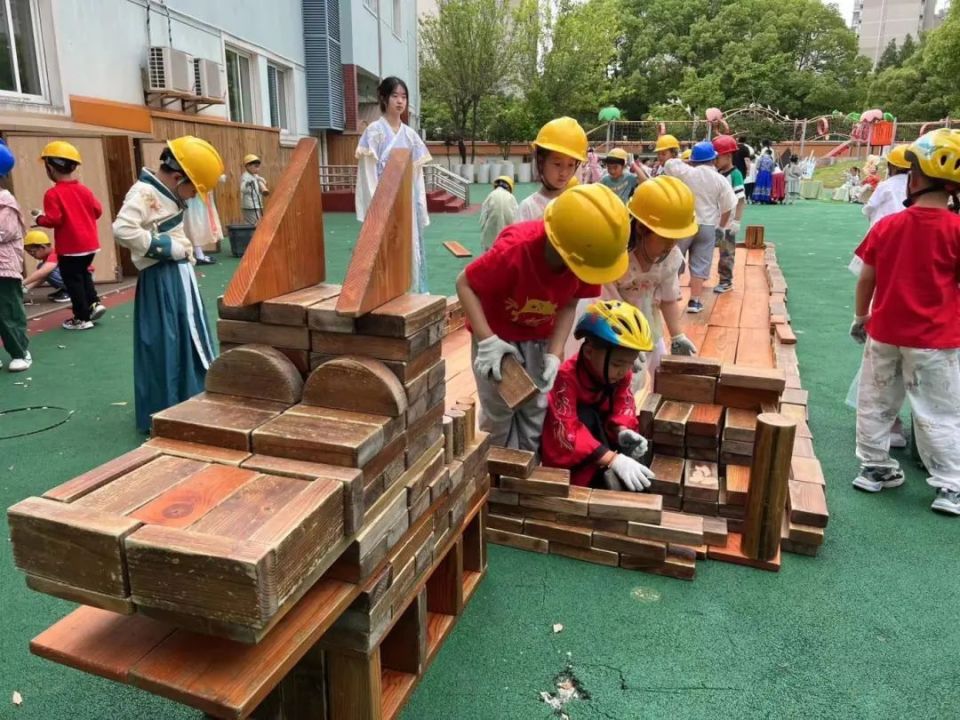 近日,宝山区陈伯吹实验幼儿园打造与"粽"不同的端午活动,让小朋友们在