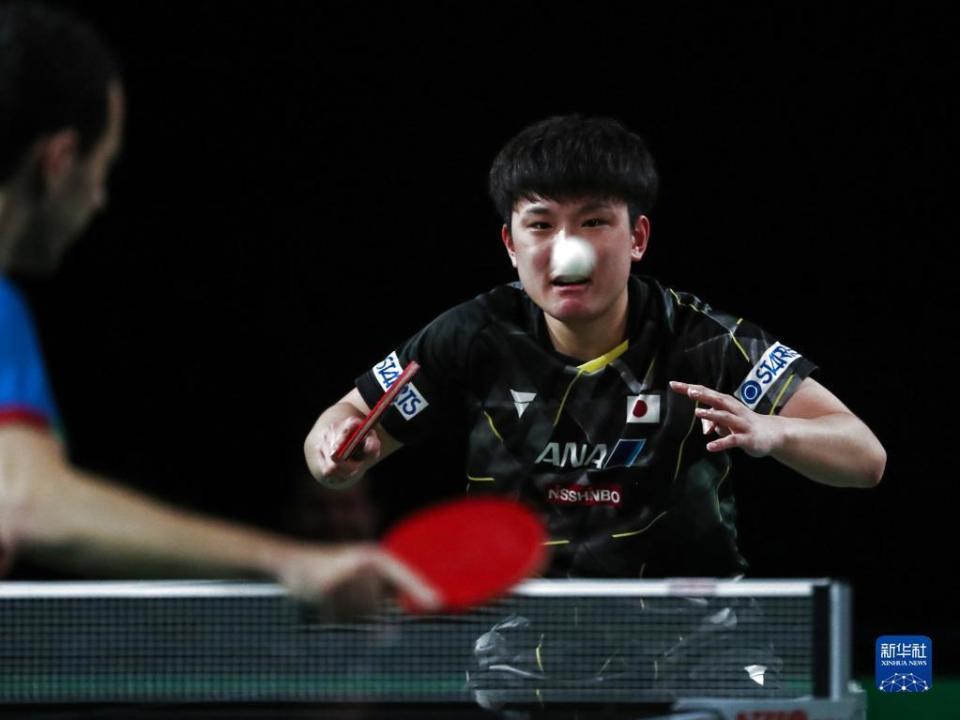 5月25日,张本智和在比赛中发球.新华社记者 韩旭 摄