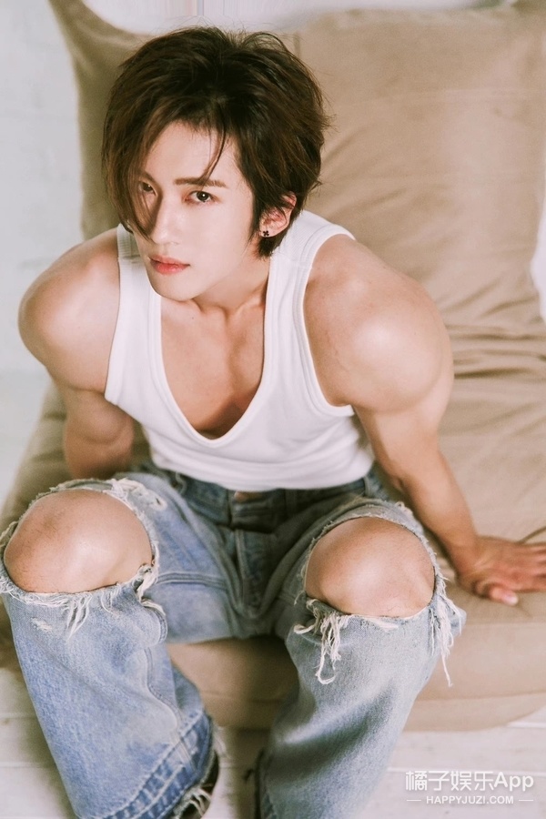 有腹肌,有肌肉,肩宽腰窄大长腿,(另一位民选桑延)但是!