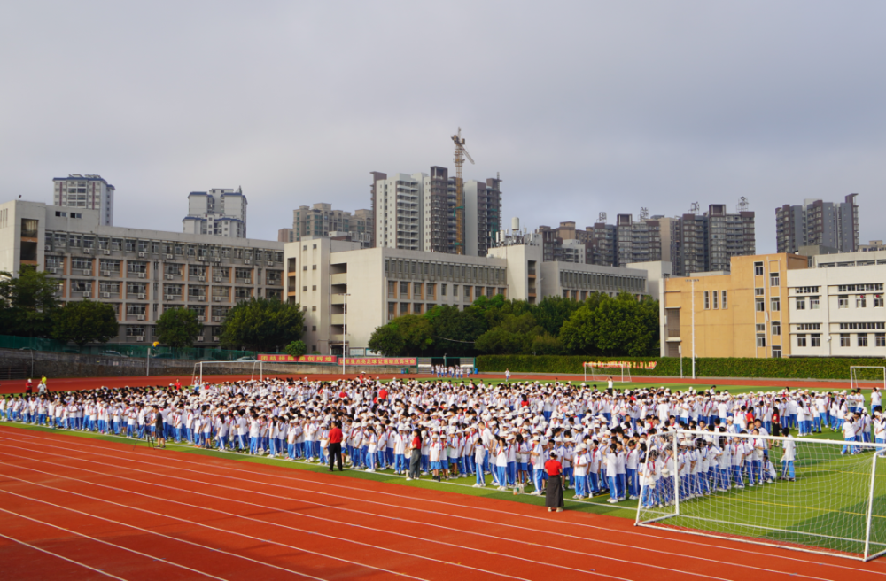 9月18日上午,连州市北山中学举行2023届秋季初一新生军训开训仪式
