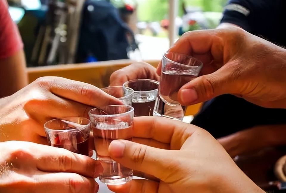 喝酒前除了不能吃头孢,还有5种药吃完也不能喝酒,告诉你的酒友_腾讯