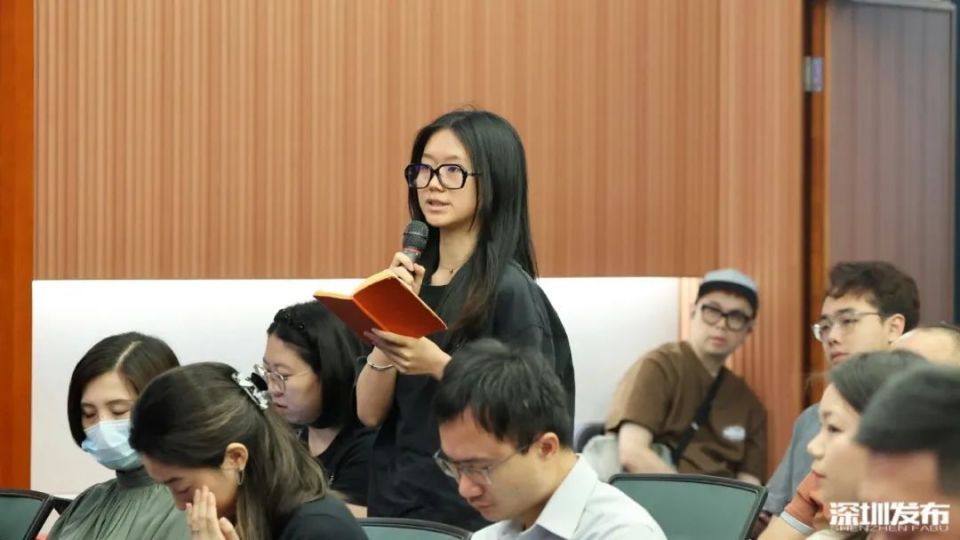 记者:中国日报记者提问.去年9月,国际红树林中心正式落户深圳.