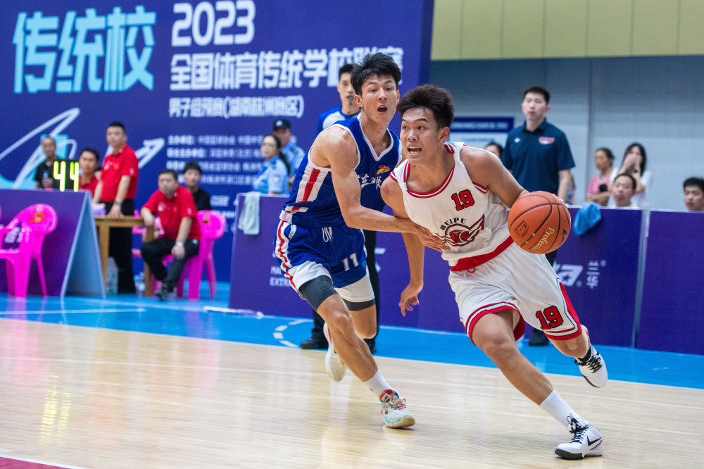 新华社记者 陈思汗 摄7月5日,浙江回浦中学队球员张浩博(左前)在比赛