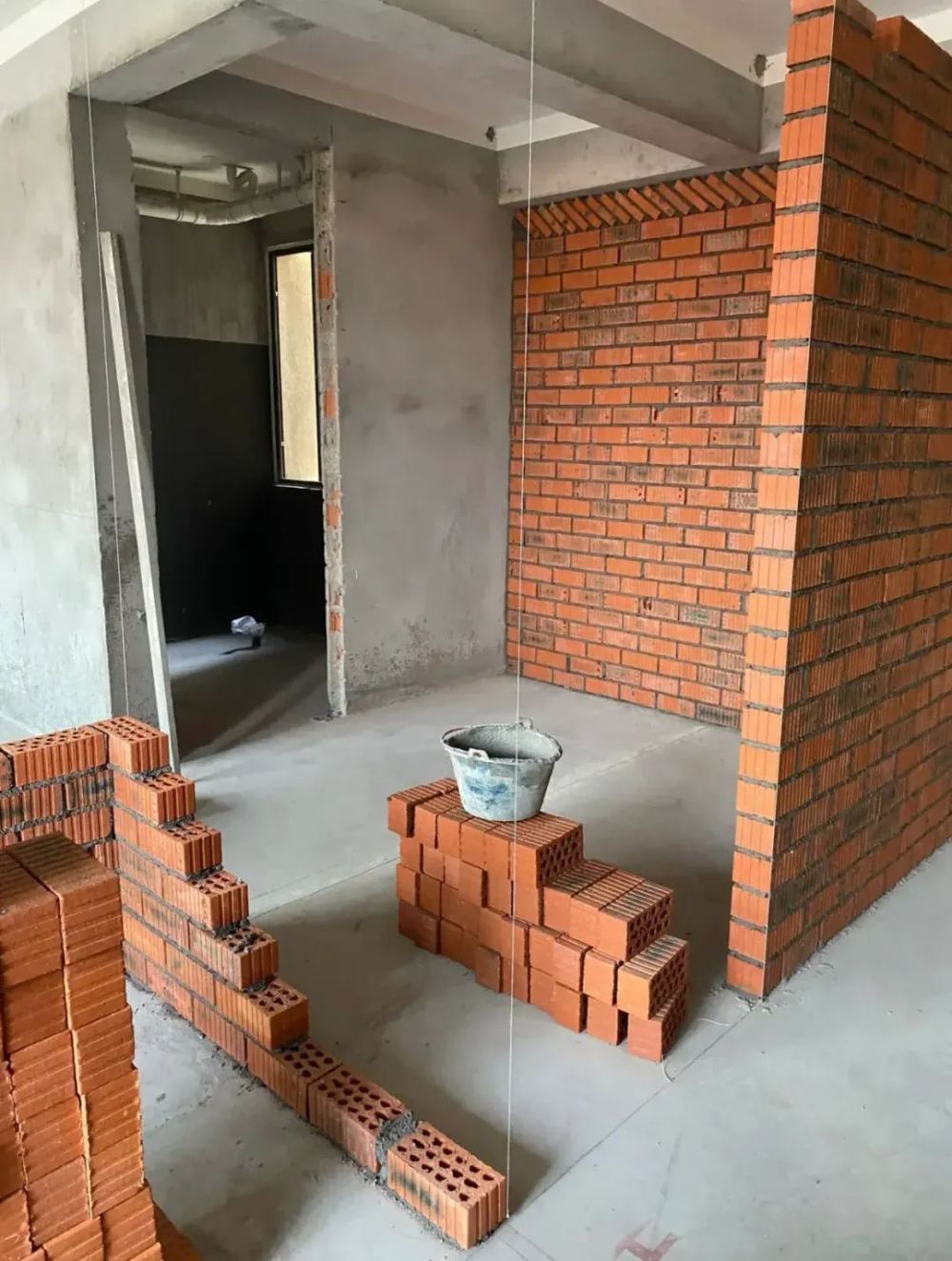 缺点:③多孔砖表面一般都会很毛躁,到时候粉刷的时候,它的附着力相当