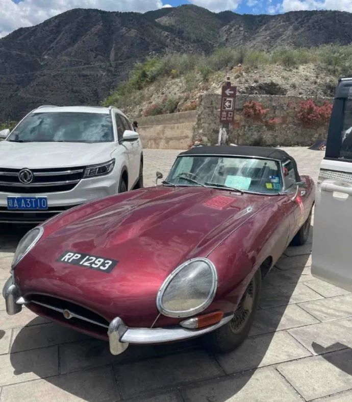 2位60多岁老外开天价老爷车跑318国道,青春没有售价,敞篷直干拉萨