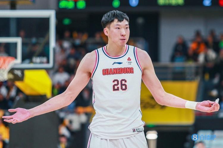 扛起得分重任周琦半场12中6贡献15分7篮板2助攻