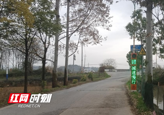 东安县花桥镇安装警示标志守护居民出行