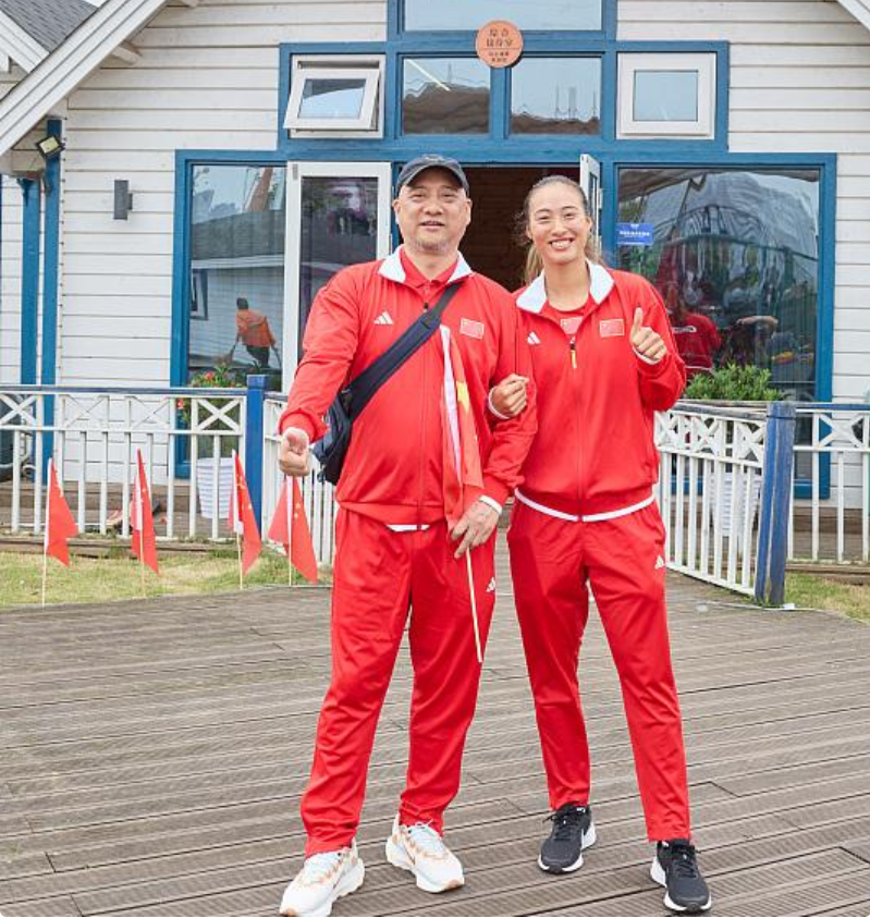 在首秀对阵中国台北的杨亚依时,郑钦文直接以6比0和6比1血洗了对手;第