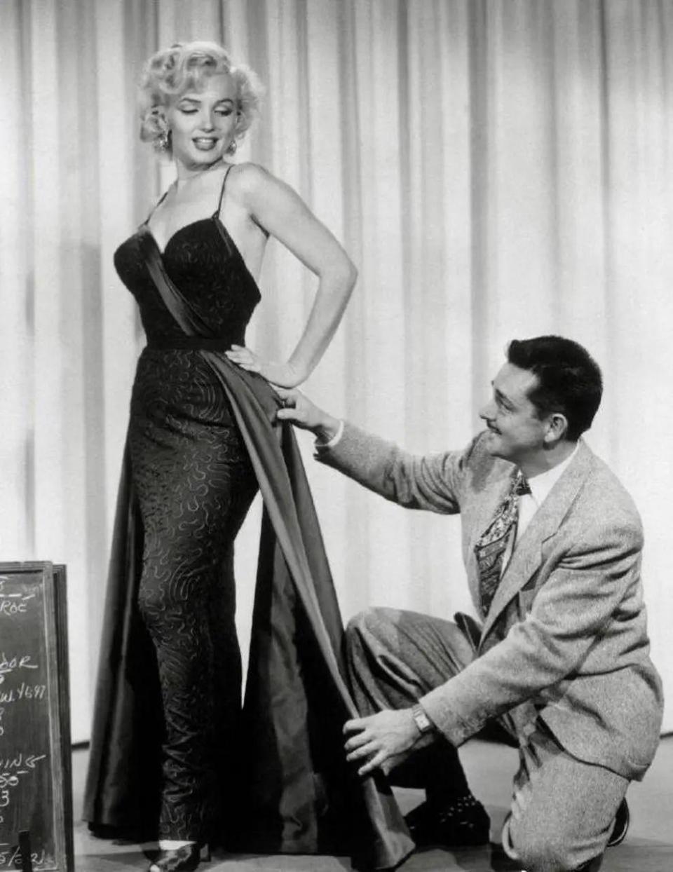 当赫本遇上梦露,同是50年代女神,两人氛围感穿搭却一左一右