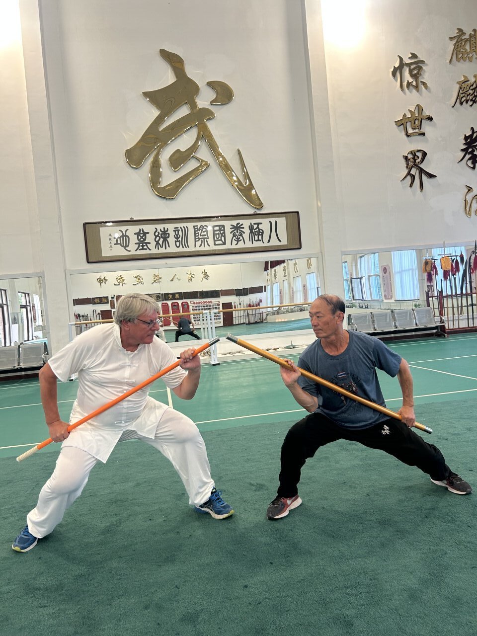 7月11日,在沧州青县八极拳国际训练基地,来自丹麦的西蒙把盘古日月