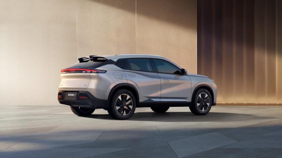 首个续航突破2000 混动suv东风风神l7,205km纯电里程12.99万元起