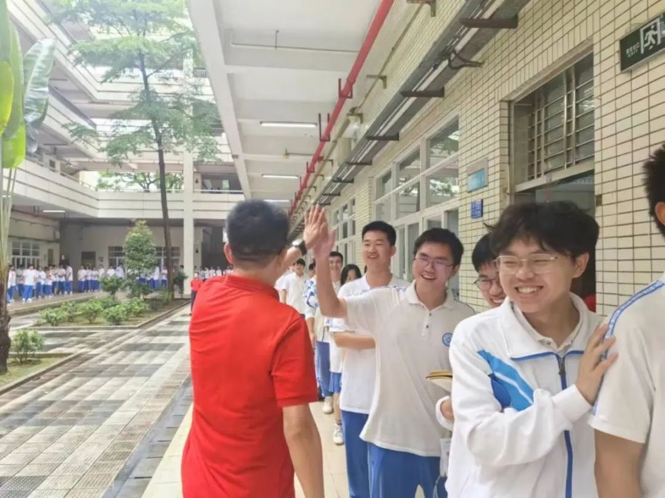 在等待入考场时还在看复习资料【光明中学】6月7日早上,东莞市中医
