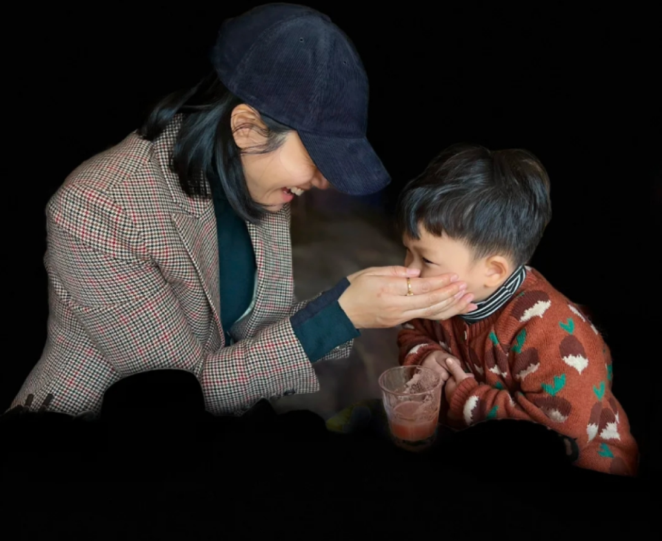 主持人朱丹首晒儿子正脸照轮廓像爸爸周一围像树熊紧贴妈妈超萌