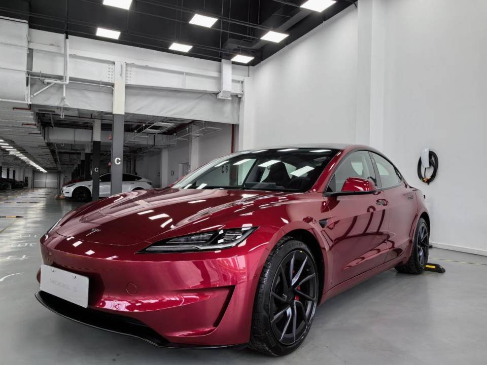 Model 3高性能版首批试乘体验：体验媲美百万超跑 售价33万起 最快三季度交付_腾讯新闻
