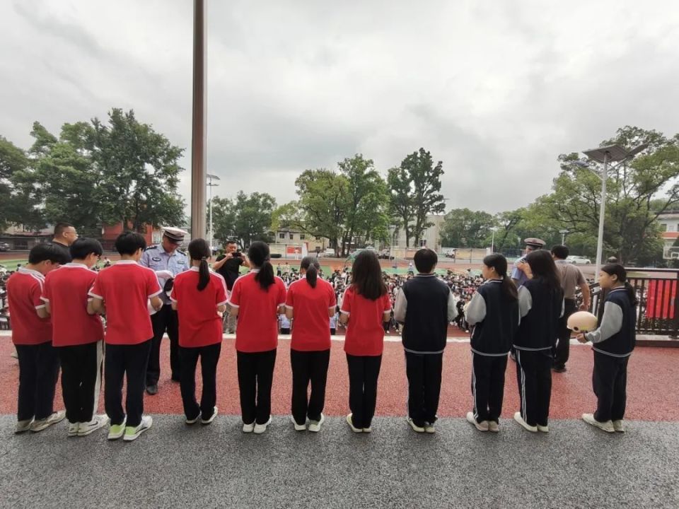 众安驾校代表,社区代表,平安志愿者代表,新平中学师生代表,县公安局巡