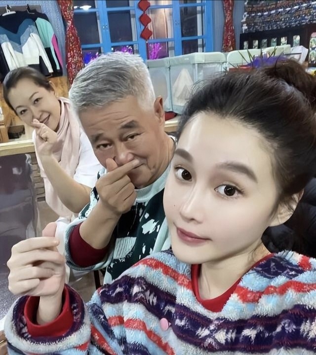 众所周知,当初球球和老公还在谈恋爱阶段时,赵本山一度非常反对两人