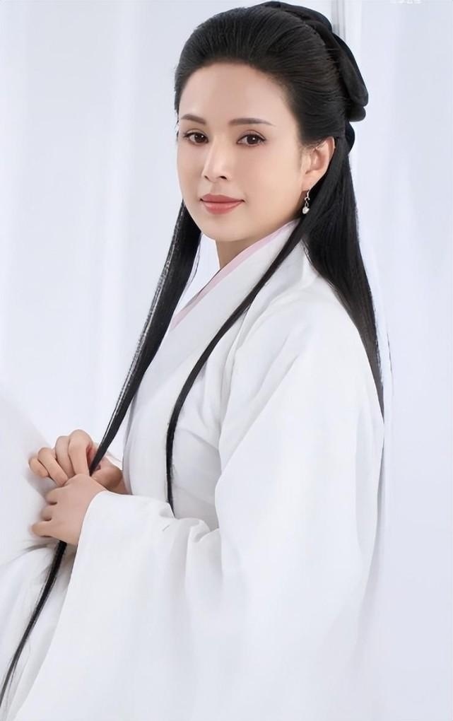 56岁李若彤直播被网友心疼"看姑姑这么卖力想哭",本人回应:不要哭,这