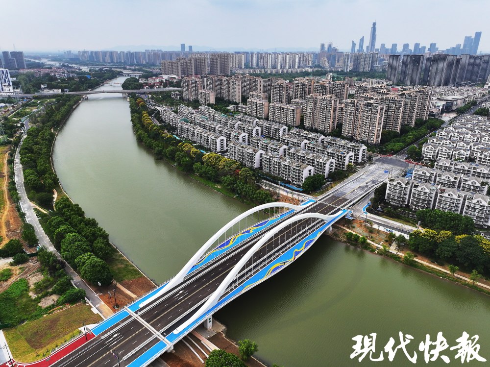 南京雨花台区新地标!梅苑南路跨秦淮新河大桥通车