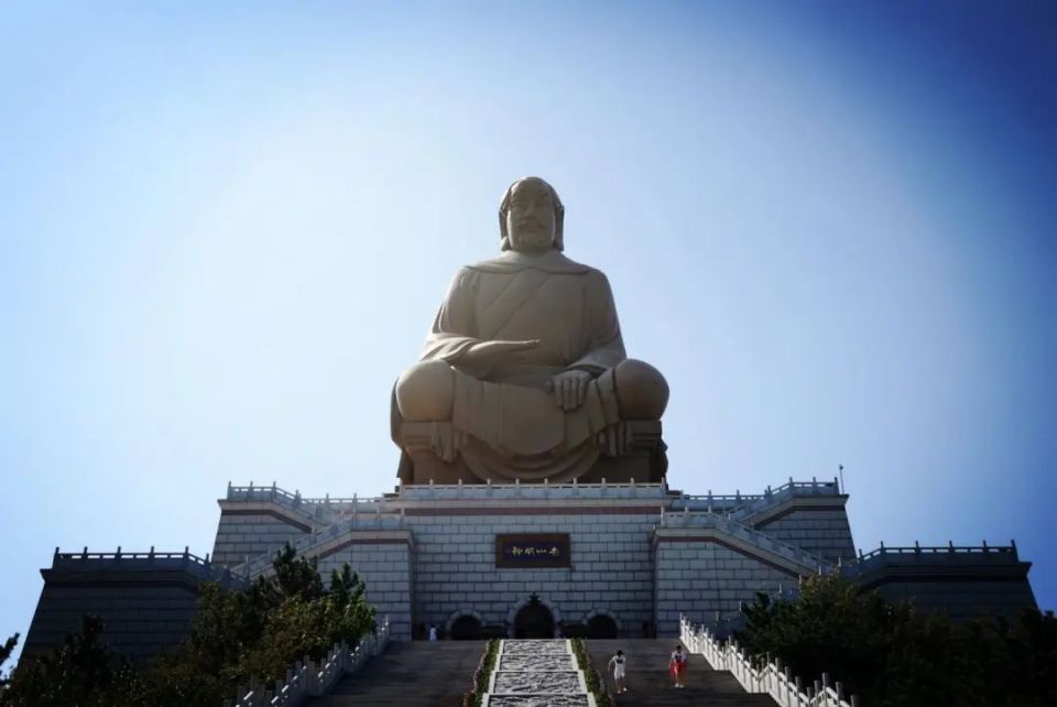 半岛最东端的荣成市,因为山石呈红色而得名,现在是国家4a级旅游景区