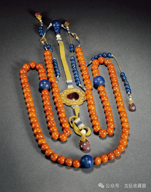 穿蓝色朝服,佩戴青金石朝珠;祭地坛时,穿明黄色朝服,佩戴琥珀或蜜蜡