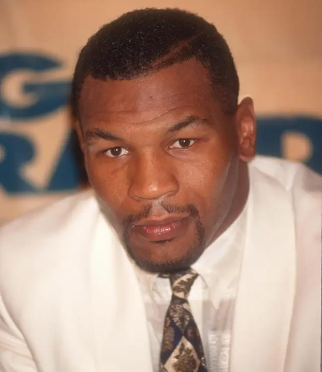 泰森遭遇抚摸揩油街头ko200人的纪录差点被刷新