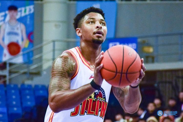 皮特森全场16中4 得到18分4助2断&正负值-17_腾讯新闻