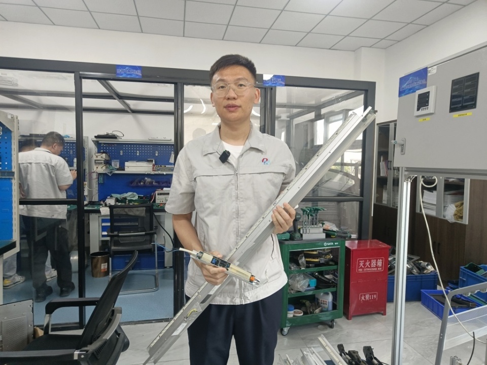 厉害了！90后动车医生褚方舟攻克灯带故障