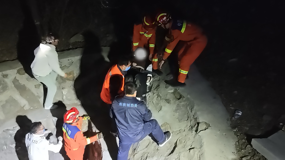 担架救人怎么使用三人结伴骑车一人不慎掉入排水沟受伤，消防员抬担架接力救人_https://www.jmylbn.com_新闻资讯_第1张