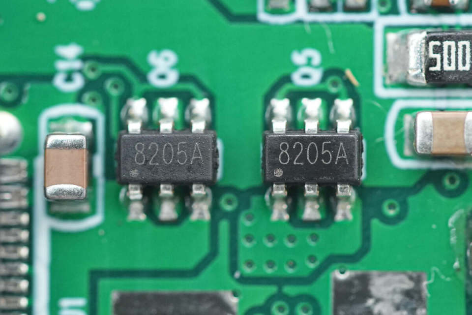 8205a mos管用于输出vbus切换.无线充电主控丝印233102a,采用qfn封装.