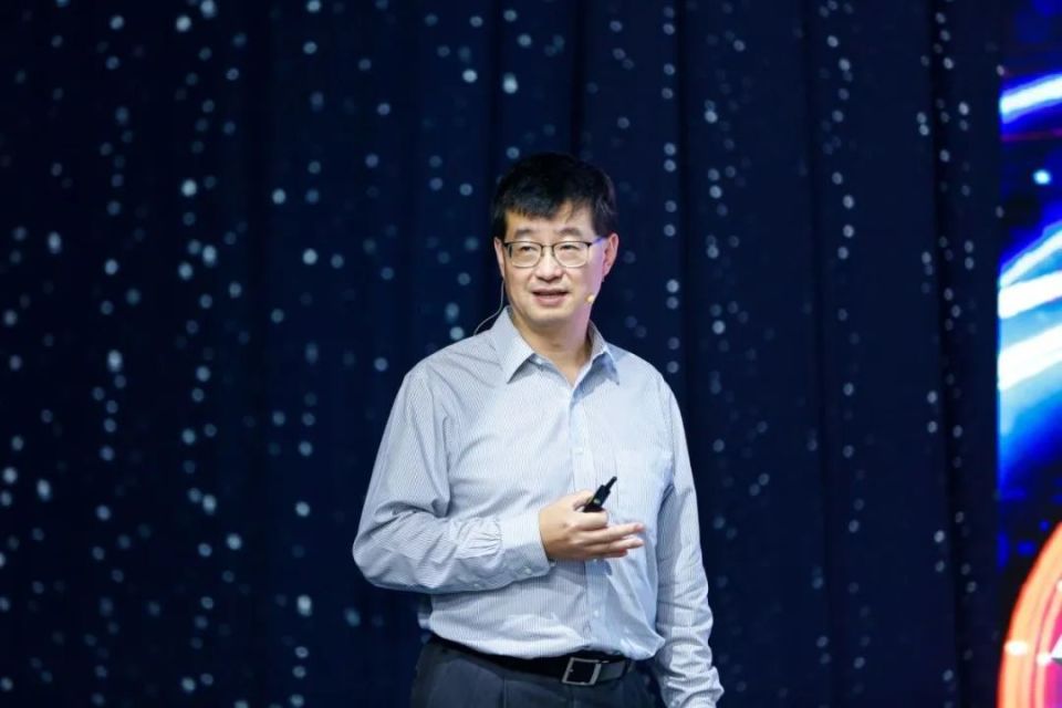 叶军教授出生于上海,是世界著名的美籍华人物理学家.