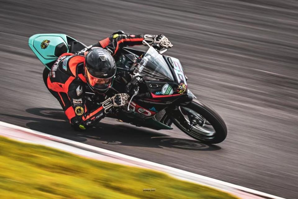 现实版"飞驰人生":广东摩托车手凭"散装"配件夺冠之路